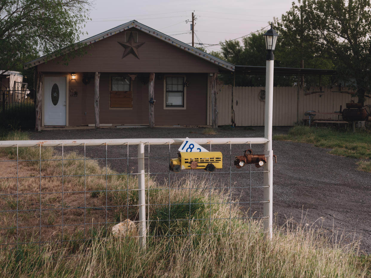 En Carrizo Springs, Texas, los traficantes retuvieron a cientos de migrantes en una casa rodante descrita como una "casa de los horrores". (Christopher Lee/The New York Times)