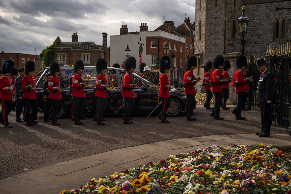 The cortege carrying the coffin of Queen Elizabeth II arrives outside Windsor Castle.<span class="copyright">Felipe Dana—Pool/AP</span>