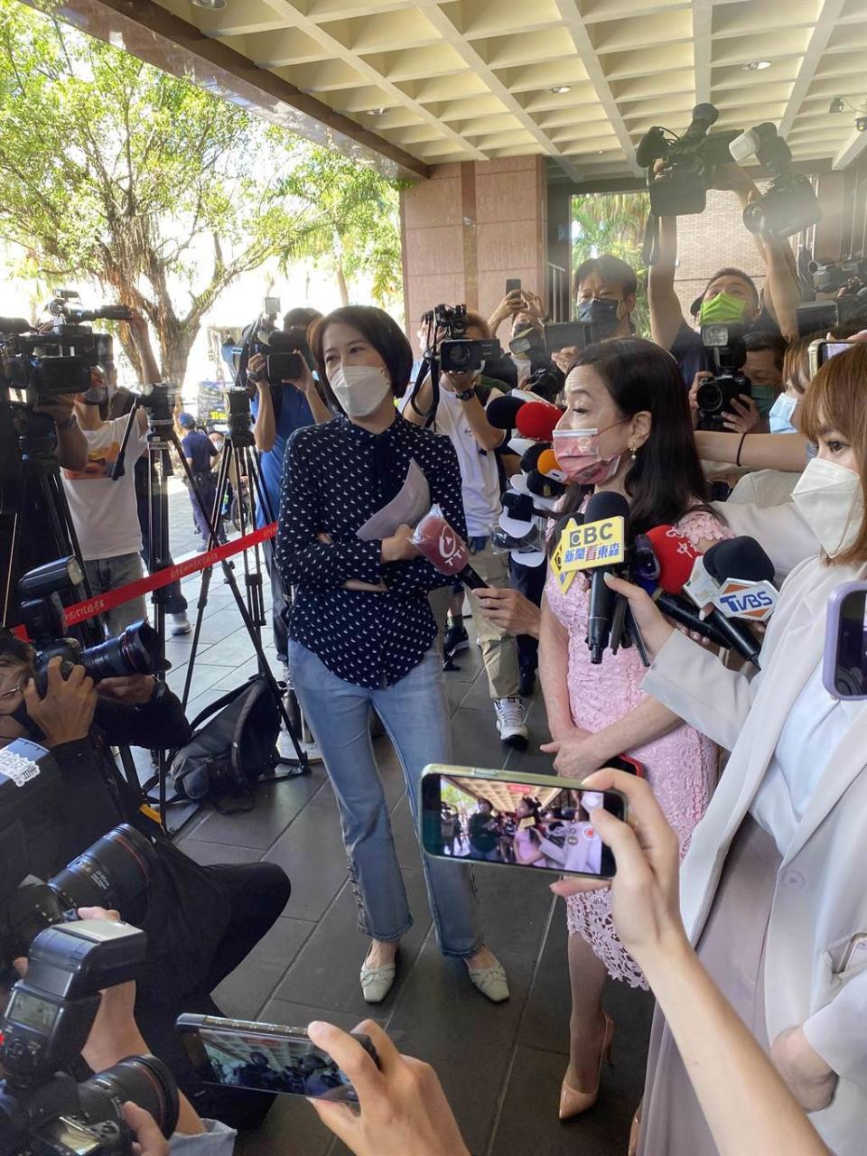 周玉蔻說要跟張女道歉，但隨即跟台北市議員王鴻薇在地檢署前大吵一架。（林偉信攝）