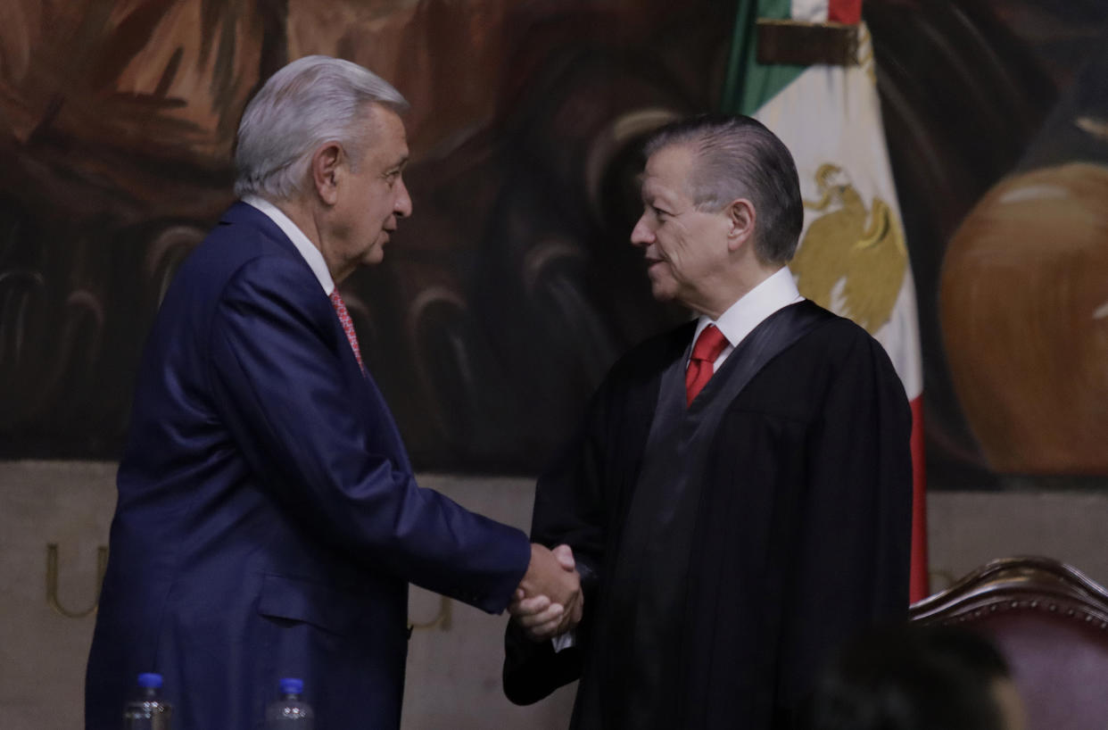 Arturo Zaldívar y López Obrador se saludan en octubre pasado, tras el informe anual del entonces ministro presidente. (Gerardo Vieyra/NurPhoto via Getty Images)