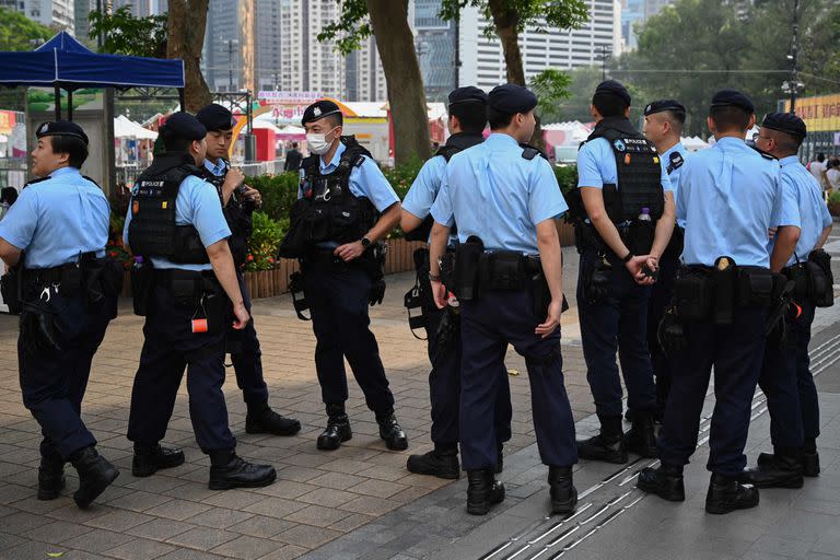 La policía patrulla en el Parque Victoria, en el distrito de Causeway Bay de Hong Kong, el 2 de junio de 2023, el lugar donde los hongkoneses se reúnen tradicionalmente cada año para llorar a las víctimas de la represión china de la Plaza de Tiananmen en 1989, que las autoridades han prohibido y han prometido acabar con cualquier protesta en el aniversario.