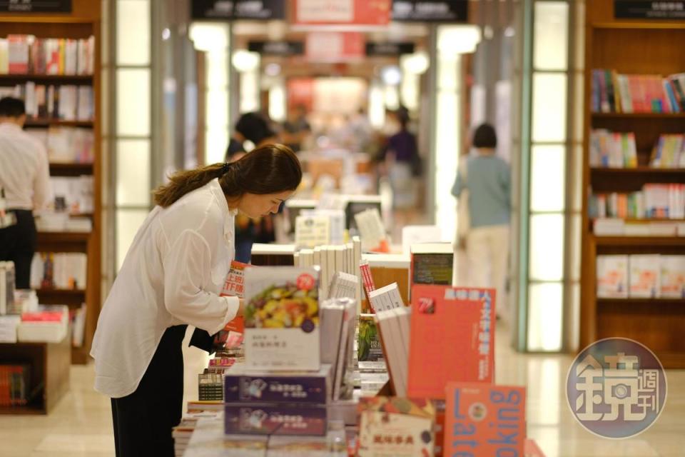 中央走道貫穿每一區書的分類，誠品的主題書區讓找書的方便一目瞭然。