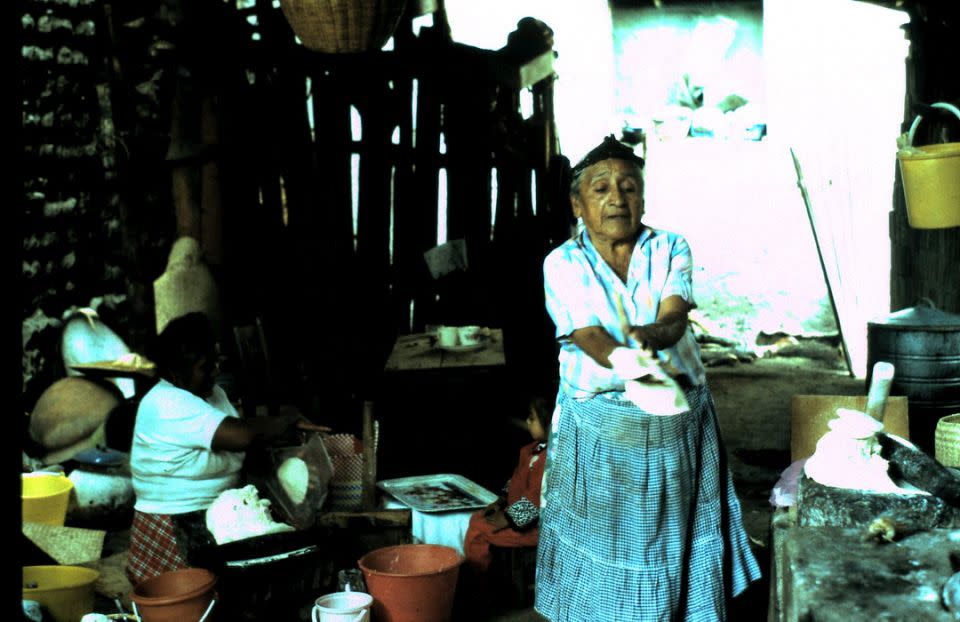 Una mujer zapoteca preparando tamales con maíz cultivado en la zona. Jeffrey H. Cohen, CC BY