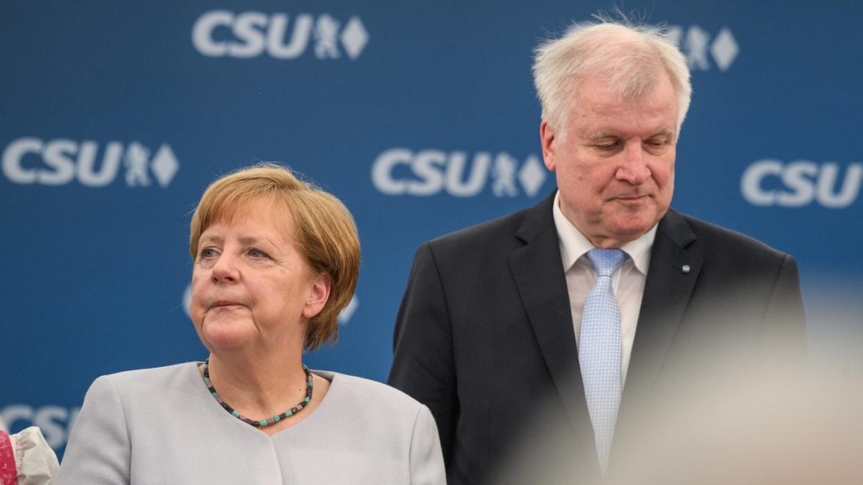 Bundeskanzlerin und CDU-Chefin Angela Merkel zusammen mit Bundesinnenminister und CSU-Chef Horst Seehofer. Die Unionsparteien sind in der Wählergunst weiter abgerutscht. Foto: Sven Hoppe/Archiv