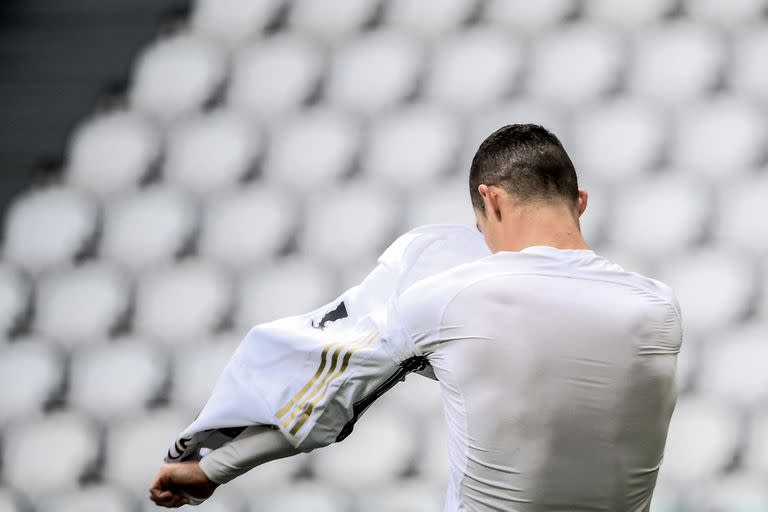 El momento de la polémica: Cristiano Ronaldo se quita la camiseta de Juventus y la tira al piso, frustrado por no poder anotar en el partido con Genoa