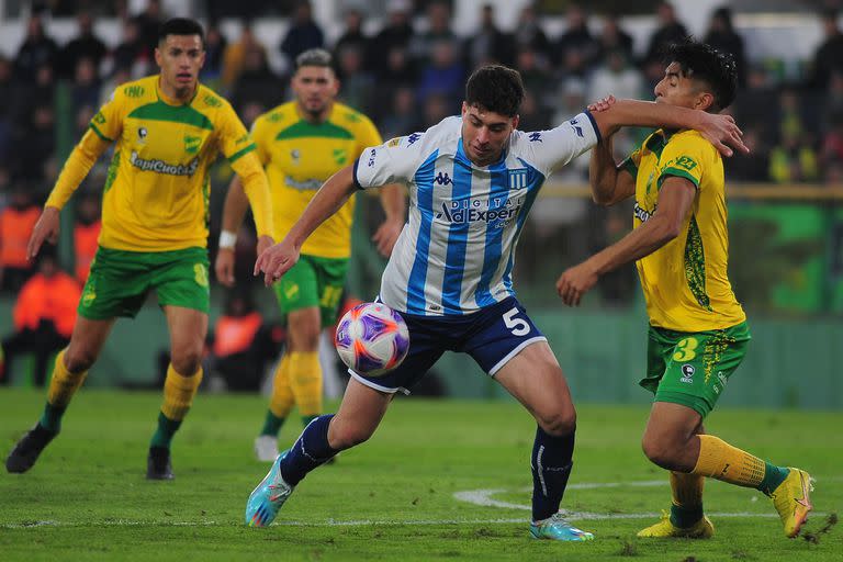 Juan Nardoni, mediocampista de Racing, intenta dominar la pelota en el partido ante Defensa y Justicia