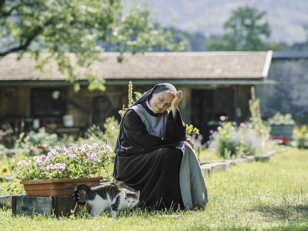 "Tatort: Wunder gibt es immer wieder": Die Nonnen - hier Schwester Barbara (Corinna Harfouch) - haben auch den Gefleckten Schierling im Klostergarten angepflanzt. (Bild: BR/Roxy Film GmbH/Hendrik Heiden)