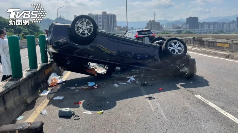 北市水源快速道路今上午發生翻車事故，造成1名女乘客傷重身亡。（圖／TVBS）