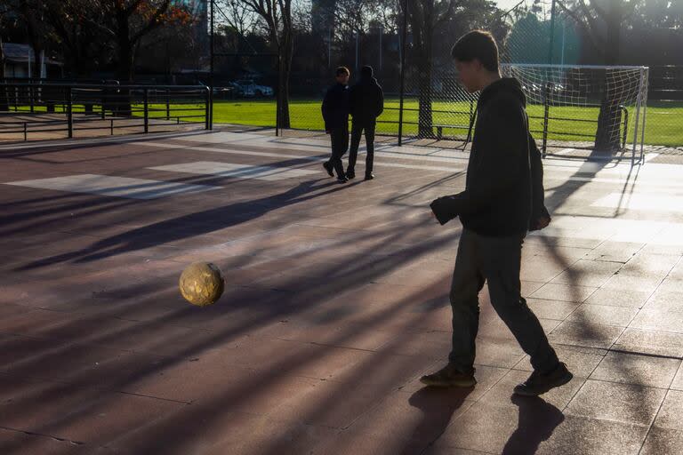 Los recreos sin celulares y con actividades de grupo es uno de los principales objetivos de la medida que prohibe el uso de esos aparatos en el horario escolar