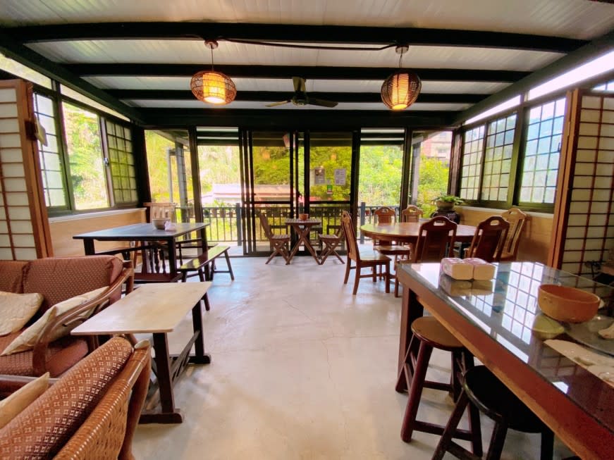 六扇門茶館環境清幽舒適，窗外景色綠意盎然