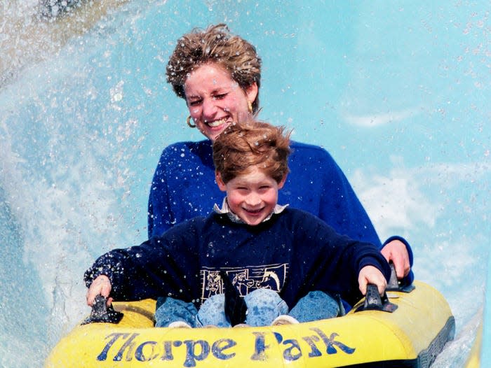 Prinzessin Diana und Prinz Harry im Thorpe Park im Jahr 1992.  - Copyright: Julian Parker / Contributor / Getty Images