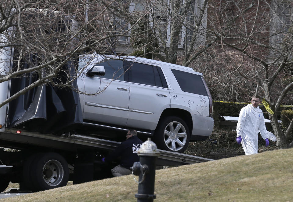 La camioneta Cadillac de Francesco Cali es revisada por las autoridades. (AP)