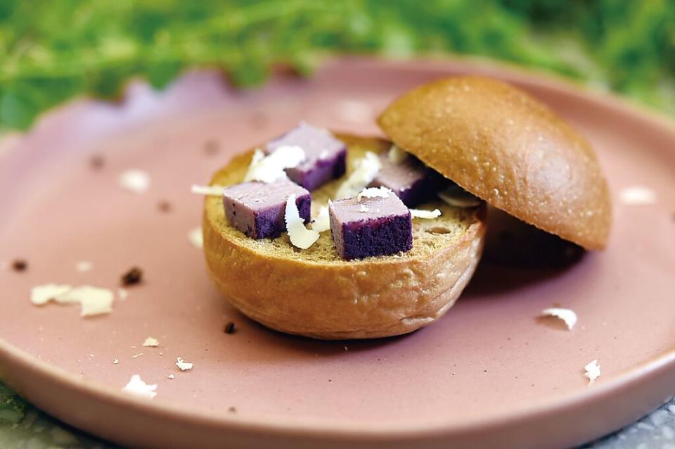 〈生巧熟起司〉是以〈巧克力布里歐〉麵包，結合紫色的〈玫瑰荔枝生凍巧克力〉與〈慢慢弄熟成瑞可達起司〉共構組合。圖／姚舜