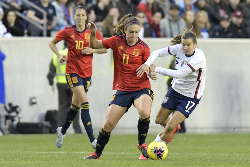 Alexia Putellas defendiendo un balón ante la jugadora Tobin Heath en un encuentro entre la selección española y la estadounidense. (AP Photo/Bill Kostroun)