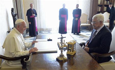 Pope Francis meets Palestinian President Mahmoud Abbas (front R) during a private audience in the pontiff library at the Vatican, October 17, 2013. REUTERS/Maurizio Brambatti/Pool