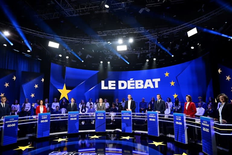 Des candidats français aux prochaines élections européennes posent avant de participer à un débat animé par la chaîne de télévision BFMTV, à Paris, le 27 mai 2024 (JULIEN DE ROSA)