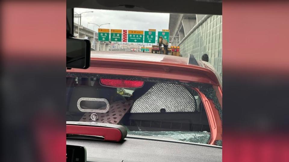 前方車子的玻璃遭撞碎。（圖／翻攝自潔哥臉書）