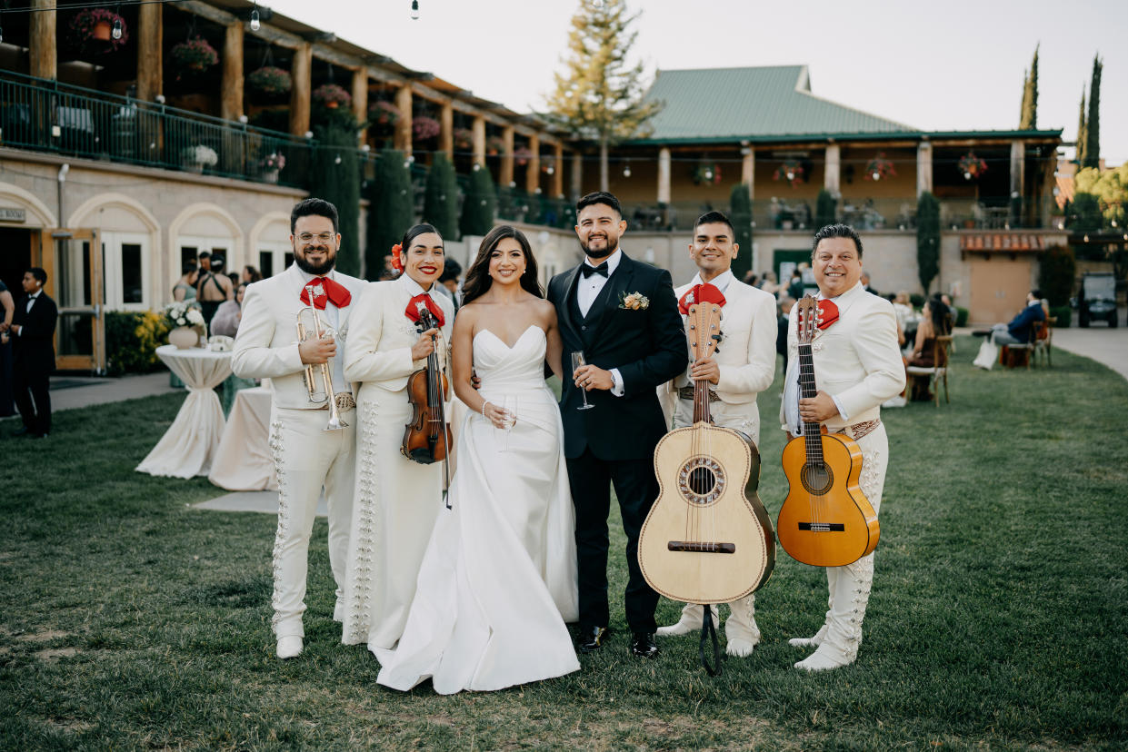 Kristina Trejo y Anthony Salguero incorporaron la presentación de un mariachi en su boda, el 23 de junio de 2023. (Max Junio vía The New York Times)