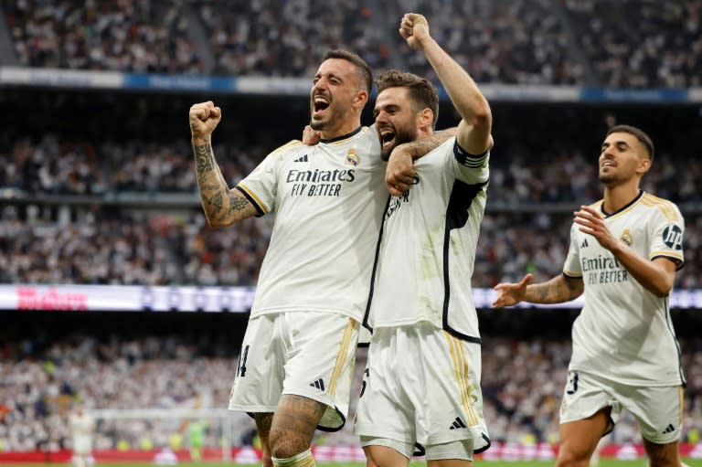El delantero del Real Madrid Joselu (i) celebra con su compañero Nacho (d) un gol contra el Cádiz el 4 de mayo de 2024 en el partido de Liga contra el Cádiz en Madrid. (OSCAR DEL POZO)
