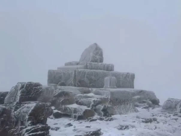 <strong>玉山主峰石碑因飄雪和下冰珠成了「白頭」。（圖／玉管處提供）</strong>