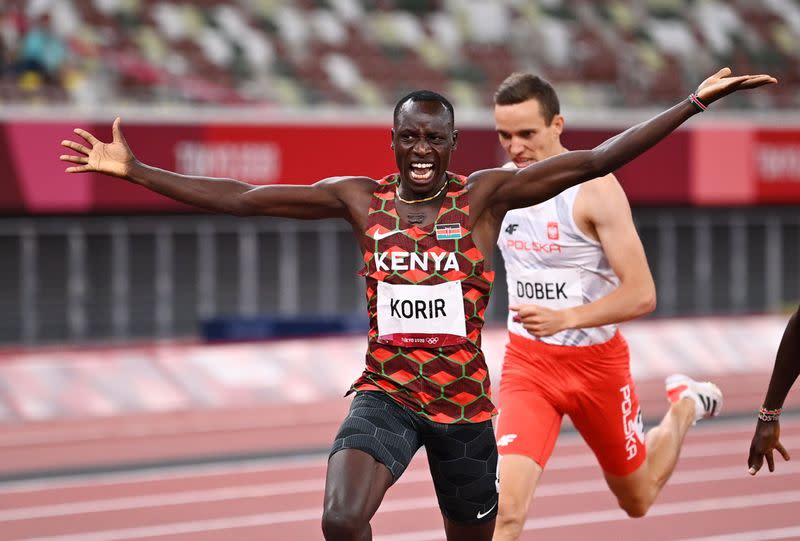 Foto del miércoles del keniano Emmanuel Kipkurui Korir celebrando al ganar la final de los 800 mts, libres, y del polaco Patryk Dobek, medalla de bronce.