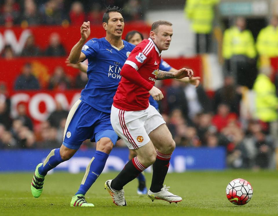 Britain Football Soccer - Manchester United v Leicester City - Barclays Premier League - Old Trafford - 1/5/16 Leicester City's Leonardo Ulloa in action with Manchester United's Wayne Rooney Action Images via Reuters / Jason Cairnduff Livepic EDITORIAL USE ONLY. No use with unauthorized audio, video, data, fixture lists, club/league logos or "live" services. Online in-match use limited to 45 images, no video emulation. No use in betting, games or single club/league/player publications. Please contact your account representative for further details.