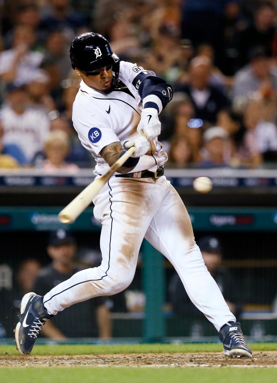 Javier Báez, de los Tigres de Detroit, conecta un triple contra los Medias Blancas de Chicago durante la quinta entrada el viernes 16 de septiembre de 2022 en el Comerica Park de Detroit.