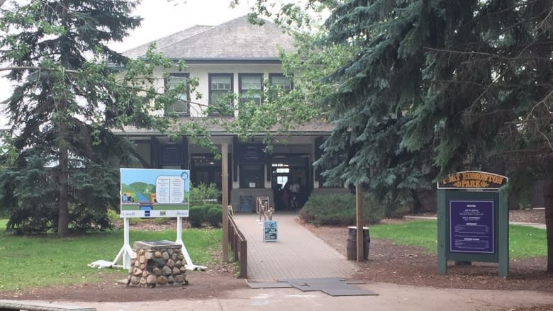 6 hurt when horse-drawn wagon overturns at Fort Edmonton Park