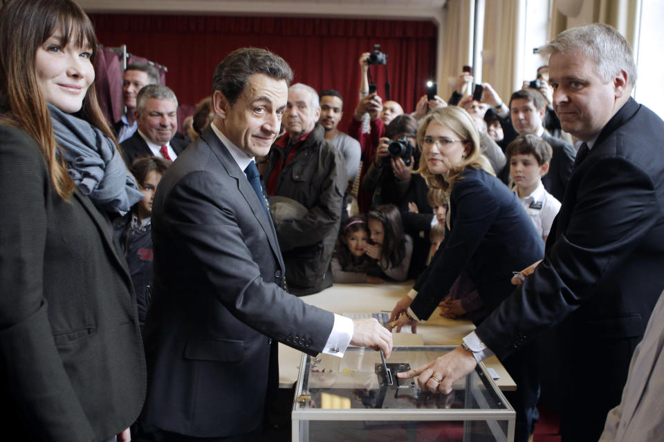 11h50. Nicolas Sarkozy se rend dans son bureau de vote au lycée La Fontaine situé dans le XVI arrondissement de Paris, en compagnie de sa femme Carla Bruni-Sarkozy. AFP/Michel Euler