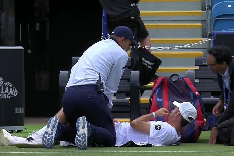 El estadounidense Tommy Paul es atendido por una molestia muscular durante la final de Eastbourne frente a Francisco Cerúndolo