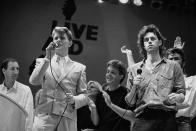 En esta foto del 13 de julio de 1985, David Bowie, al frente a la izquierda, y Bob Geldof, a la derecha, al finalizar el segmento en Londres del del concierto Live Aid, para ayudar a aliviar el hambre en África, en el Wembley Stadium. (AP Foto/Joe Schaber, Archivo)