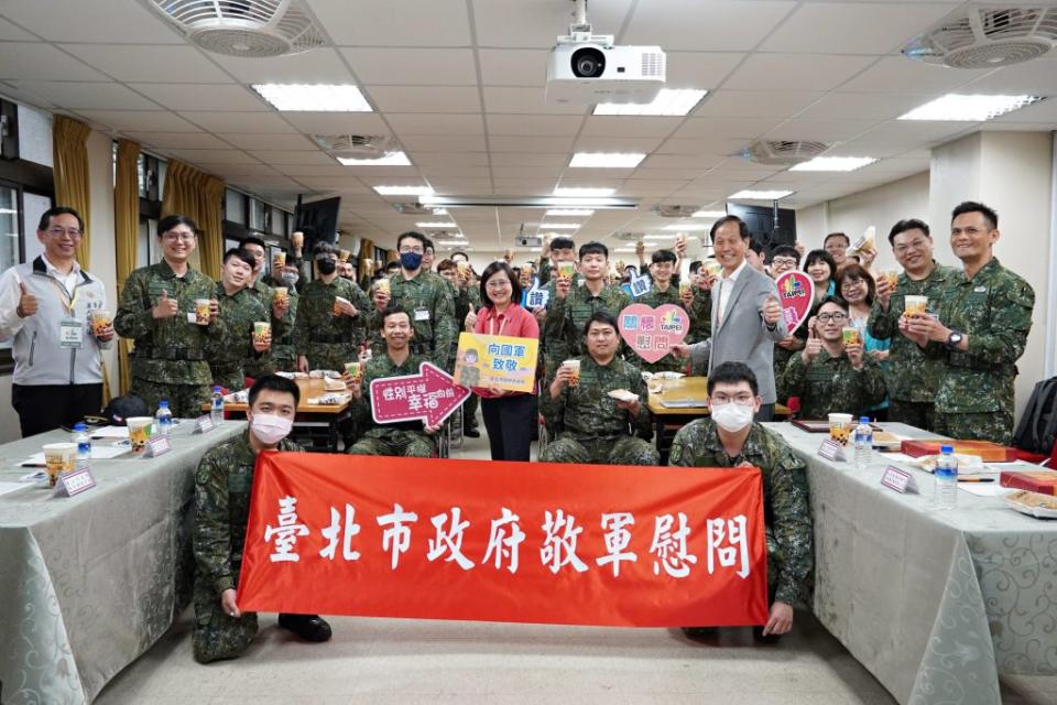 台北市後備指揮部在二十四日至二十八日舉辦後備軍人教召，台北副市長林奕華二十五日前往慰問並感謝召員守護家園。（北市兵役局提供）