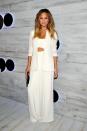 <p>Le tailleur blanc de Chrissy Teigen, doté d'un haut bandeau et d'un pantalon ample, est innovant et sexy à la fois. <i>(Photo : Getty Images)</i></p>