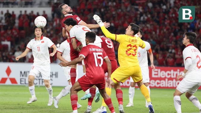 <p>Pemain Timnas Indonesia, Jordi Amat (atas) berusaha memanfaatkan peluang di depan gawang Vietnam dalam laga leg pertama babak semifinal Piala AFF 2022 di Stadion Utama Gelora Bung Karno (SUGBK), Jumat (6/1/2023) sore WIB. (Bola.com/Abdul Aziz)</p>