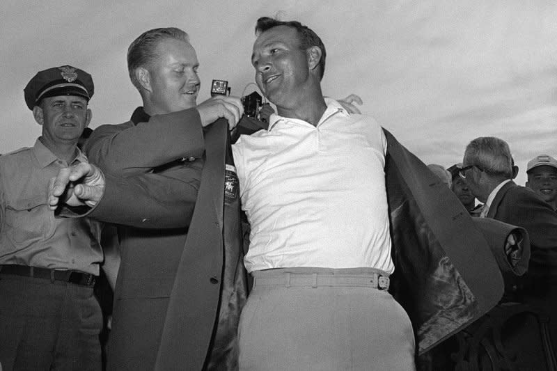 美國高爾夫球名將阿諾．帕瑪（Arnold Palmer）與尼克勞斯，1964年，美國名人賽（AP）