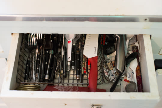 The crumb-collecting silverware tray