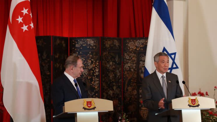 Israeli prime minister Benjamin Netanyahu (left) with his Singapore counterpart, Lee Hsien Loong, speaking on Monday (20 February) – the first day of his two-day visit to Singapore – at the Istana. (Photo: Dhany Osman/Yahoo Singapore).