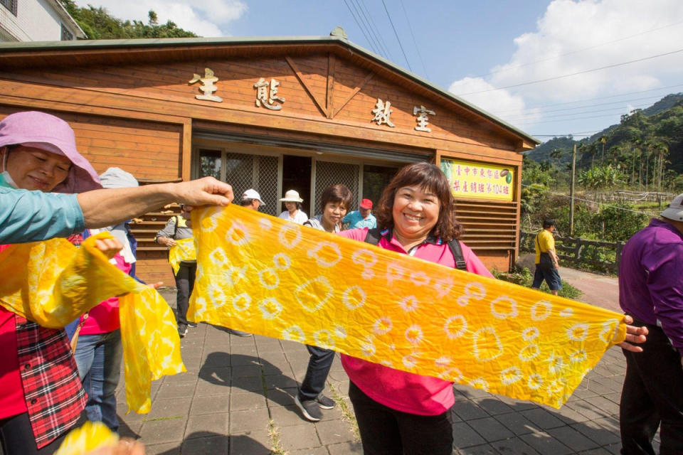 軟埤坑邀集東勢婦女媽媽們指導客家染DIY，人人都能歡喜收穫一條獨一無二的染布。（資料照片）