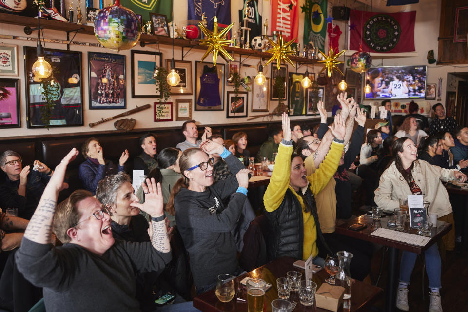 Una multitud en el Sports Bra reacciona cuando la Universidad Estatal de Luisiana toma la ventaja sobre Iowa durante la final de baloncesto femenil de la NCAA, en Portland, Oregón, el 2 de abril de 2023. (Leah Nash/The New York Times)
