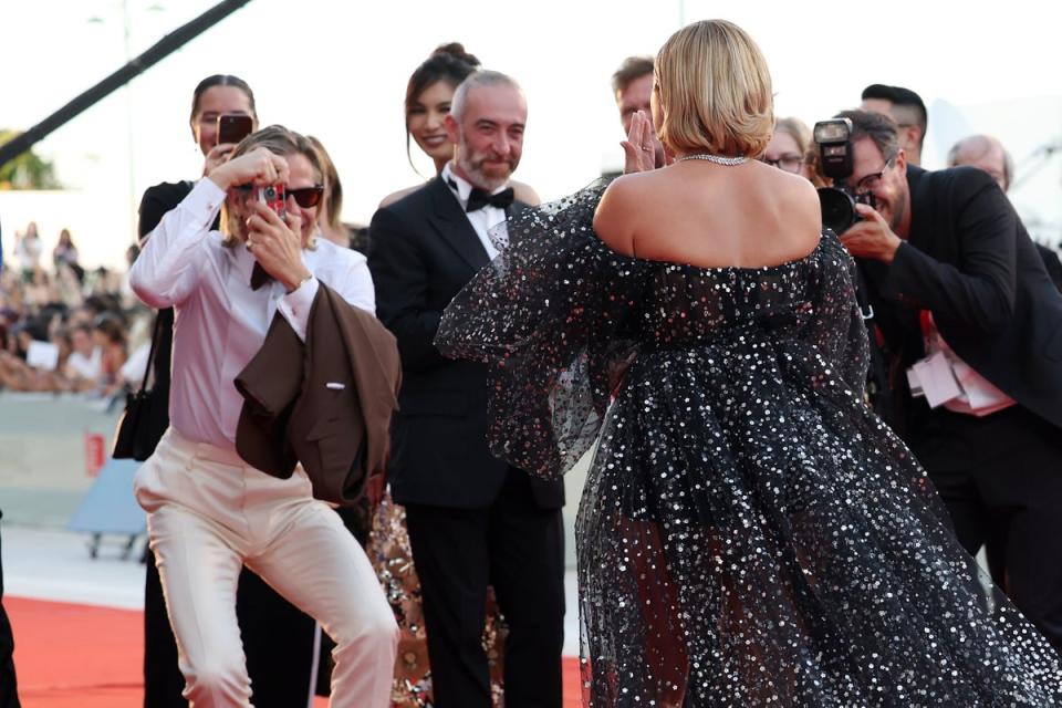 Chris Pine takes a picture of Florence Pugh on the red carpet at the premiere of ‘Don’t Worry, Darling’ at the 2022 Venice Film Festival (Getty Images)