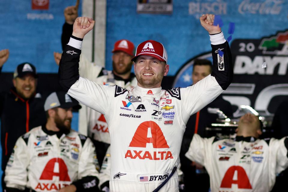 Пилот серии NASCAR Cup Уильям Байрон (24 года) реагирует на победную полосу после победы в Daytona 500 19 февраля 2024 года на трассе Daytona International Speedway в Дейтона-Бич, Флорида.