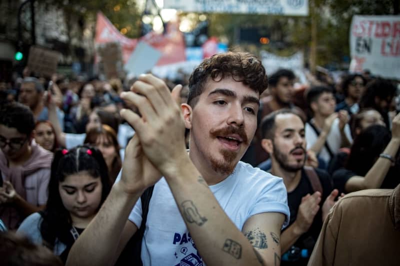 People take part in a protest against the cuts being made to education and science by President Milei's ultra-liberal government. Numerous people demanded financial support for state colleges and universities. Cristina Sille/dpa