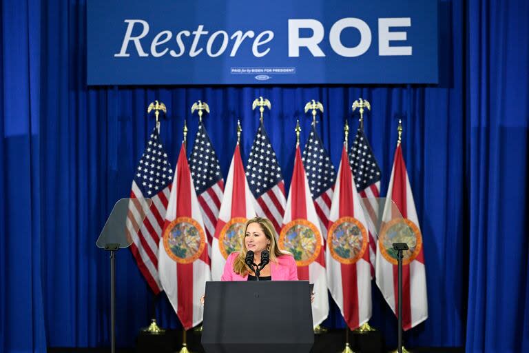 Debbie Mucarsel-Powell, candidata demócrata al Senado, durante un mitin en Tampa, en marzo pasado, con el cartel de fondo pidiendo la vuelta del fallo Roe vs. Wade que legalizaba el aborto 
