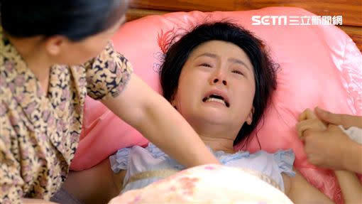 楊小黎飾演的秀玉難產生下連體嬰。