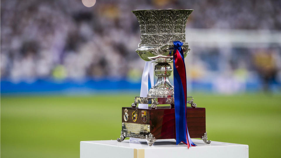 Trofeo de la Supercopa de España, disputado por el Real Madrid y el FC Barcelona al comienzo de la temporada 2017-2018. / Foto: YahooSport