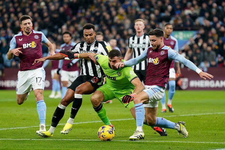 Emiliano Martínez, en una extraña situación de juego; el arquero argentino de Aston Villa será protagonista de este sábado de Premier League, frente a Sheffield United.