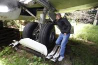 Campbell posa en las ruedas de la que es su casa, un avión en los bosques de Portland.