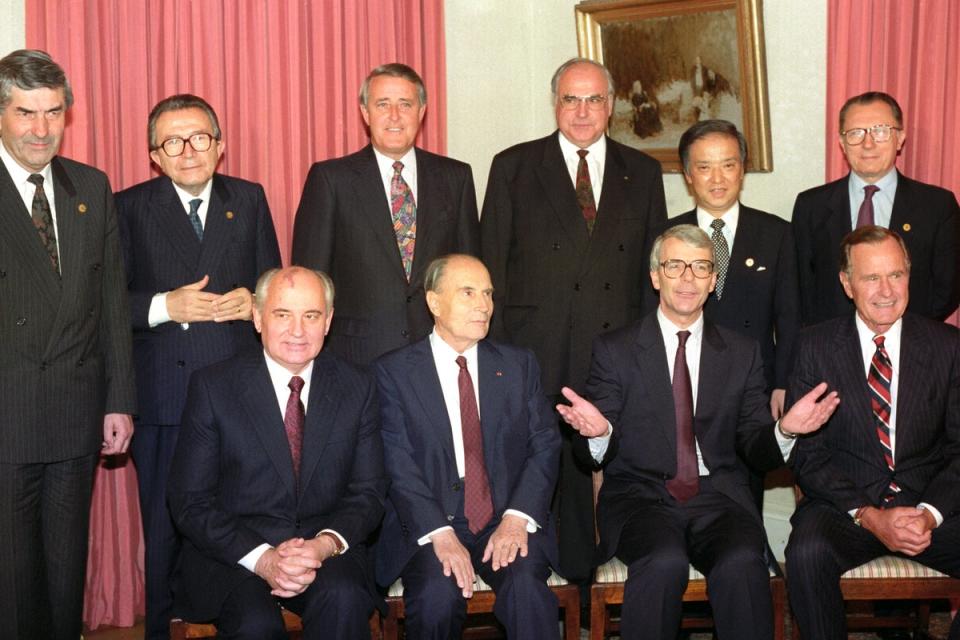 The G7 leaders pose for a photograph inside 10 Downing Street. Back row (l-r): Ruud Lubbers, Giulio Andreotti, Brian Mulroney, Helmut Kohl, Toshiki Kaifu and Jacques Delors. Front: Mikhail Gorbachev, Francois Mitterrand, John Major and George Bush (Rebecca Naden/PA) (PA)