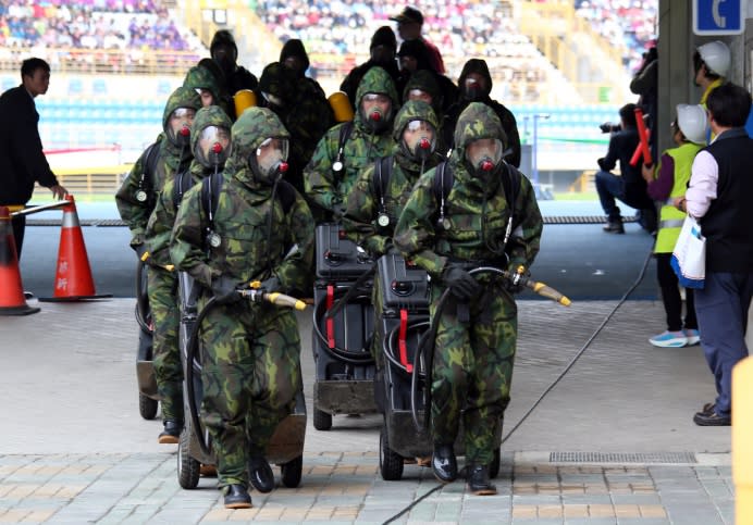 陸軍33化兵群30日參與臺北市民安3號演習，進行人員除汙作業。(軍聞社記者莊家宏攝)