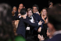 El realizador Ruben Ostlund es felicitado tras ganar la Palma de Oro del Festival de Cine de Cannes, por "Triangle of Sadness", el sábado 28 de mayo de 2022 en Cannes, Francia. (Foto por Joel C Ryan/Invision/AP)